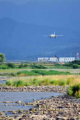 富山空港に侵入する旅客機